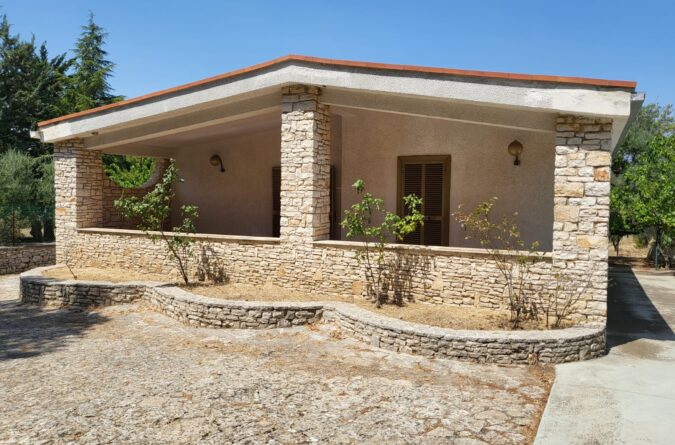 Cod. 319 – Villa in campagna – Prospiciente la Strada di Via Castel Monte – Andria