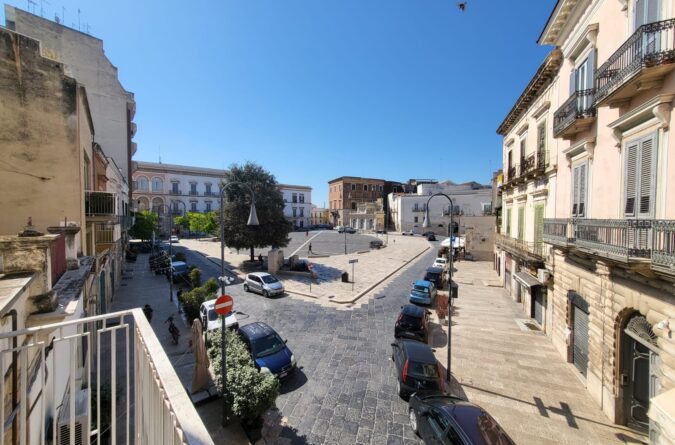 cod. 478 – Casa INDIPENDENTE con affaccio sia su Piazza Vittorio Emanuele, e sia su Via Ugo Bassi  – Andria –